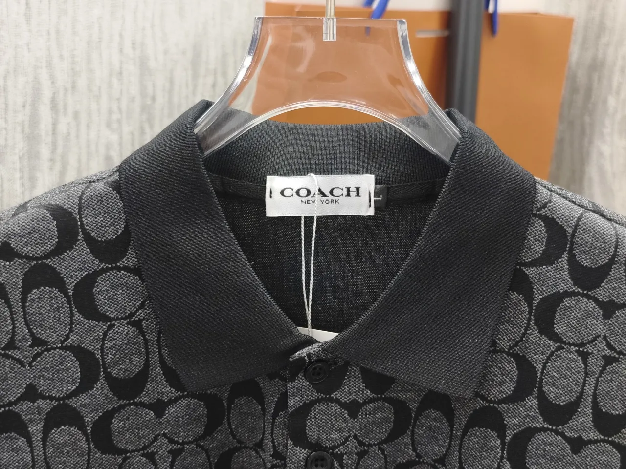 🌈🌈Coach/Coach all-over logo jacquard lapel short-sleeved polo shirt. Selected soft waxy terry cotton fabric, fluffy and skin-friendly, breathable and not sweaty. Customized fabrics are made of wafer cloth and jacquard knitting technology. Straight-leg tailoring, smooth, comfortable upper body, Breathable, concave and convex three-dimensional, fashionable and casual wear. Color: Black Sizes: M-3XL